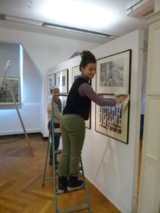 Alessandra Donnarumma und Annette Henatsch beim Aufbau der Ausstellung der 35. Leipziger Grafikbörse