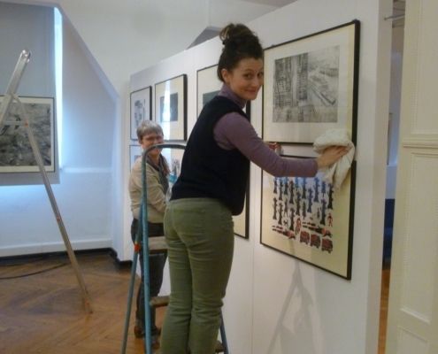 Alessandra Donnarumma und Annette Henatsch beim Aufbau der Ausstellung der 35. Leipziger Grafikbörse