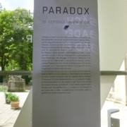 Hinweistafel zur Ausstellung "Paradox"