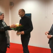37. Grafikbörse – Stefanie Barbara Schreiner übergibt Stefan Knechtel den Wolfgang-Schreiner-Stiftungspreis für Druckgrafik
