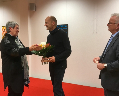 37. Grafikbörse – Stefanie Barbara Schreiner übergibt Stefan Knechtel den Wolfgang-Schreiner-Stiftungspreis für Druckgrafik