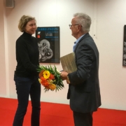 37. Grafikbörse – Katja Enders-Plate erhält vom Vereinsvorsitzenden Steffen Böttcher den Karl-Krug-Preis für Druckgrafik