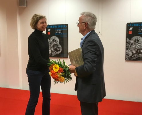 37. Grafikbörse – Katja Enders-Plate erhält vom Vereinsvorsitzenden Steffen Böttcher den Karl-Krug-Preis für Druckgrafik
