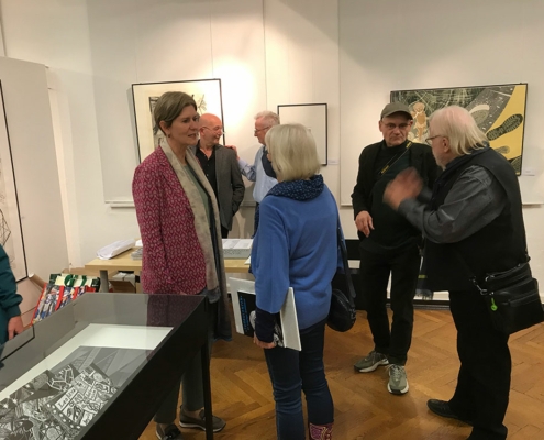 37. Grafikbörse – die ehemalige Direktorin des Museums für Druckkunst Susanne Richter im Gespräch (links)