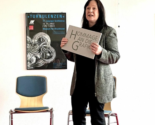 Neujahrsempfang der Leipziger Grafikbörse – Madeleine Heublein stellt die Sonderedition „Hommage an die Grafik“ vor.