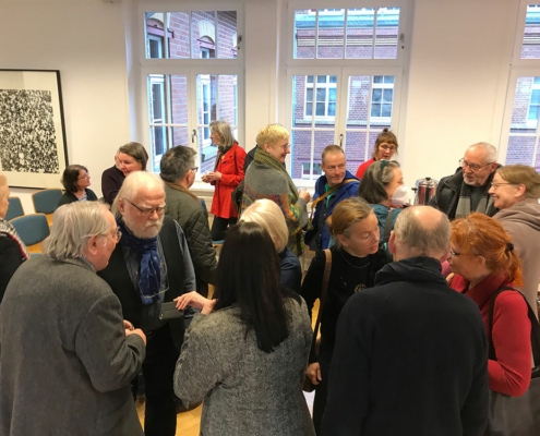 Neujahrsempfang der Leipziger Grafikbörse - Besucher im Gespräch bei Glühwein und Kuchen