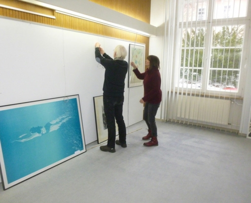 Aufbau der 37. Leipziger Grafikbörse »Turbulenzen« im GRAFIKMUSEUM STIFTUNG SCHREINER in Bad Steben