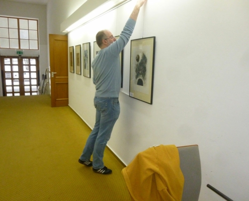 Aufbau der 37. Leipziger Grafikbörse »Turbulenzen« im GRAFIKMUSEUM STIFTUNG SCHREINER in Bad Steben