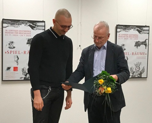 Eröffnung der 38. Leipziger Grafikbörse – Vereinsvorsitzender Steffen Böttcher überreicht den Förderpreis der Leipziger Grafikbörse an Jens Schubert, Leipzig